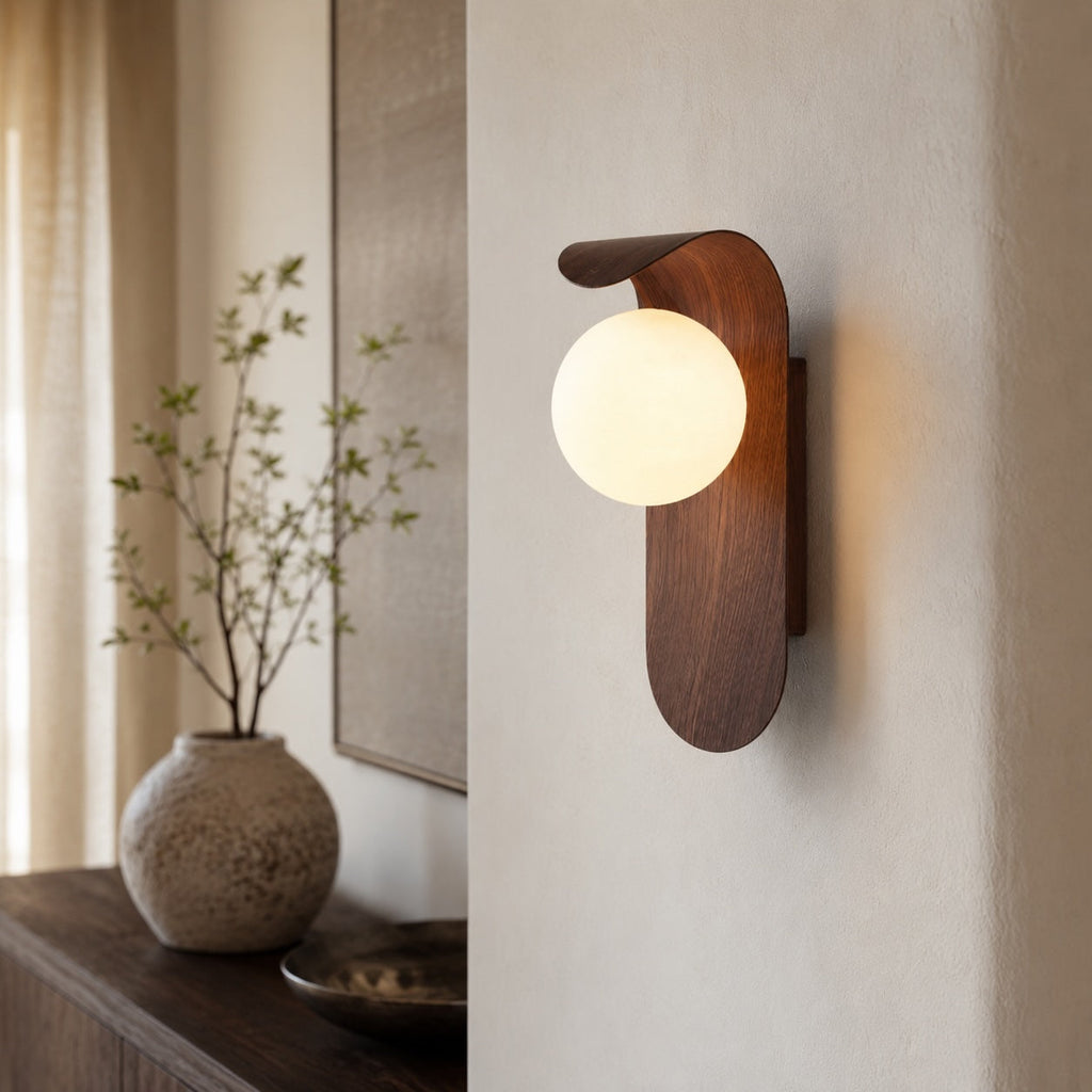 Wandleuchte Holz mit Opalglas Kugel skandinavisch – Abmessungen und Maße