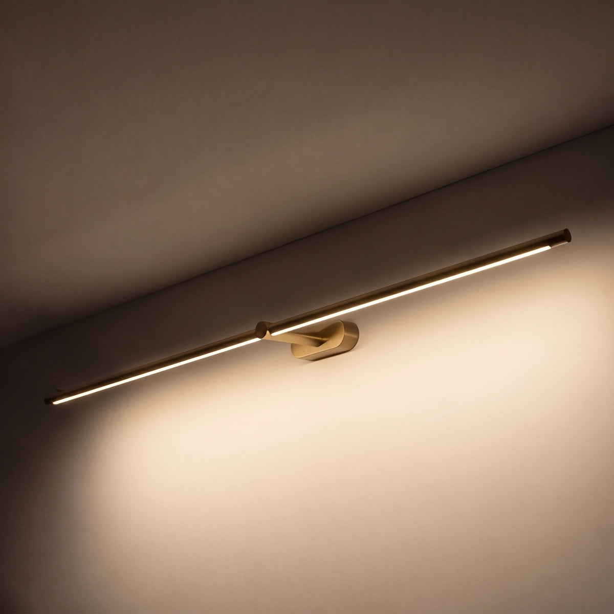 Lineare LED Wandleuchte Metall minimalistisch – Gesamtansicht im Raum