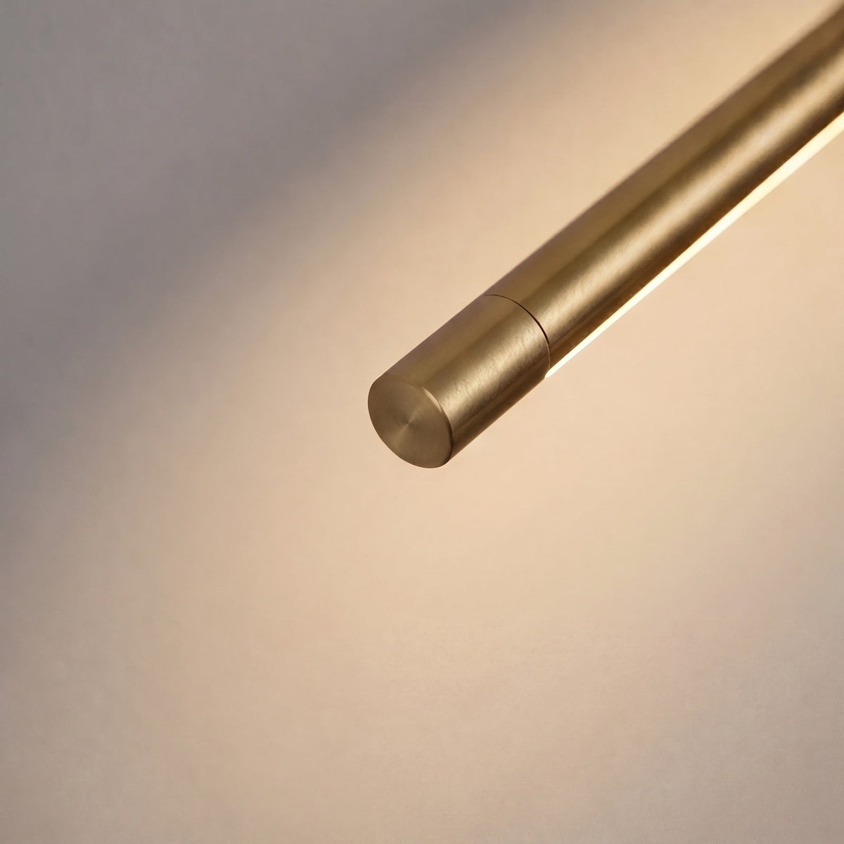 Lineare LED Wandleuchte Metall minimalistisch – Gesamtansicht im Raum