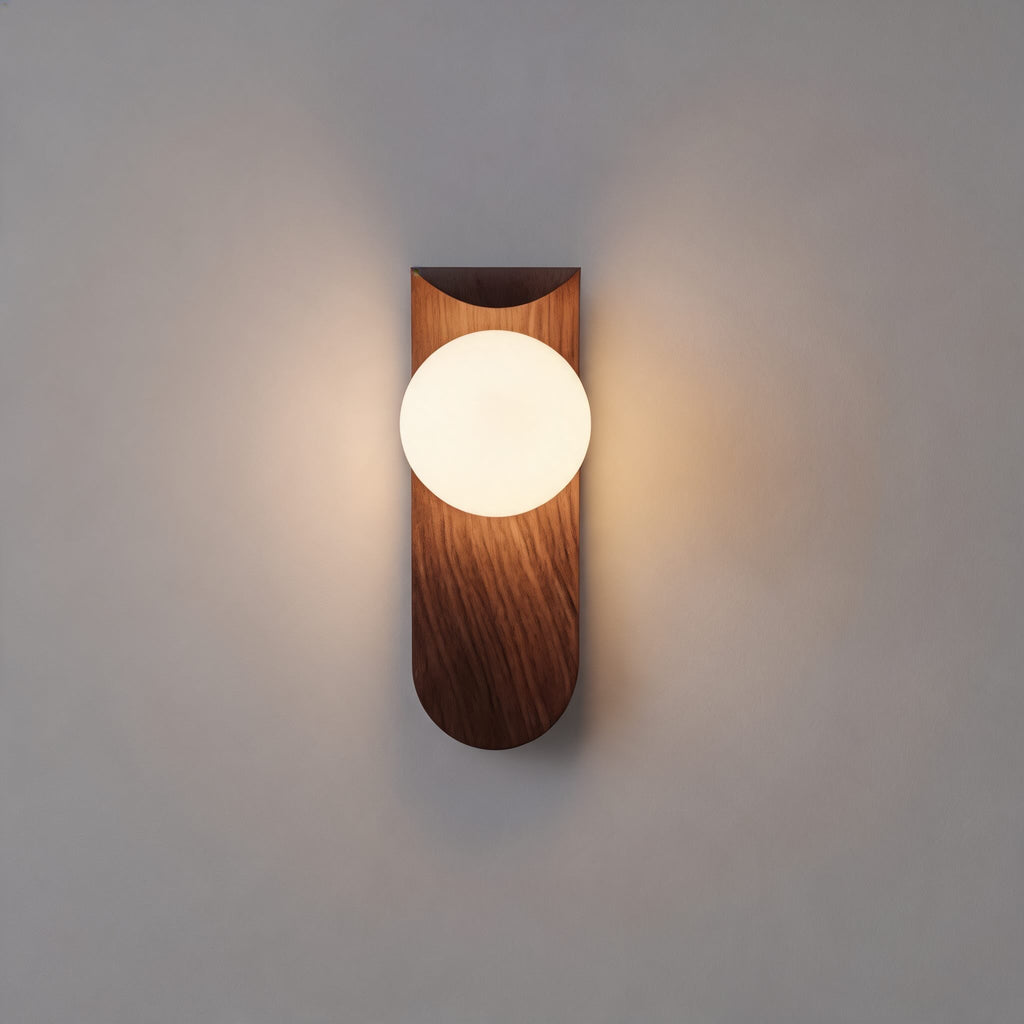Wandleuchte Holz mit Opalglas Kugel skandinavisch – Seitenansicht