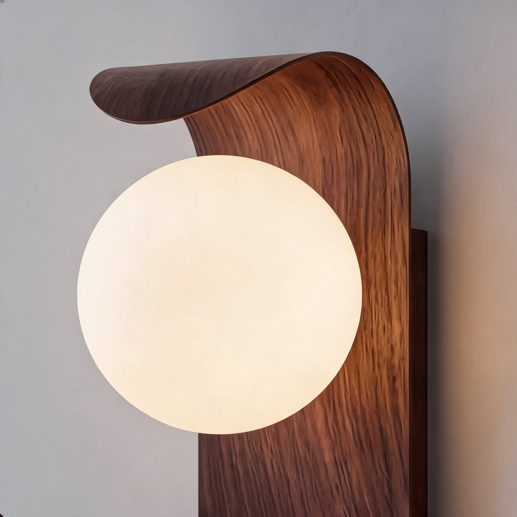 Wandleuchte Holz mit Opalglas Kugel skandinavisch – Montage an der Wand