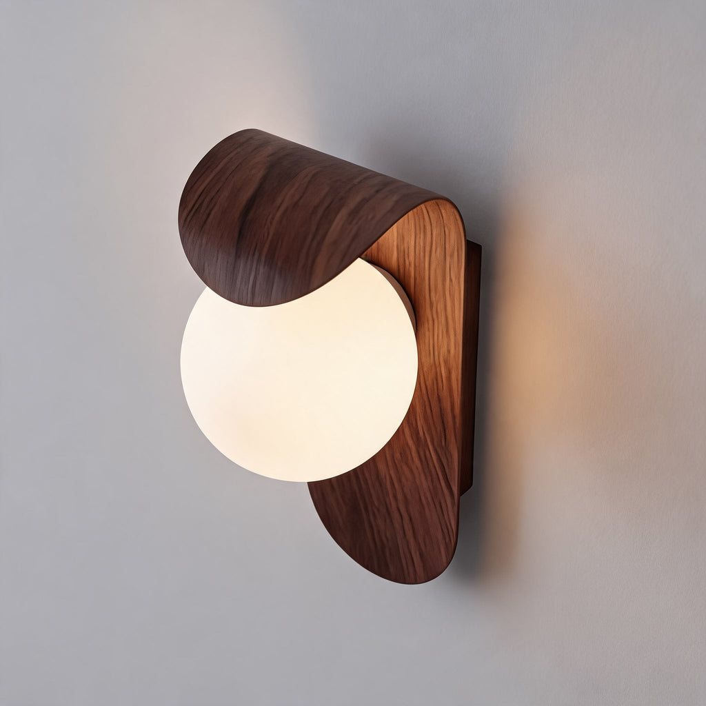 Wandleuchte Holz mit Opalglas Kugel skandinavisch – Detailansicht der Oberfläche