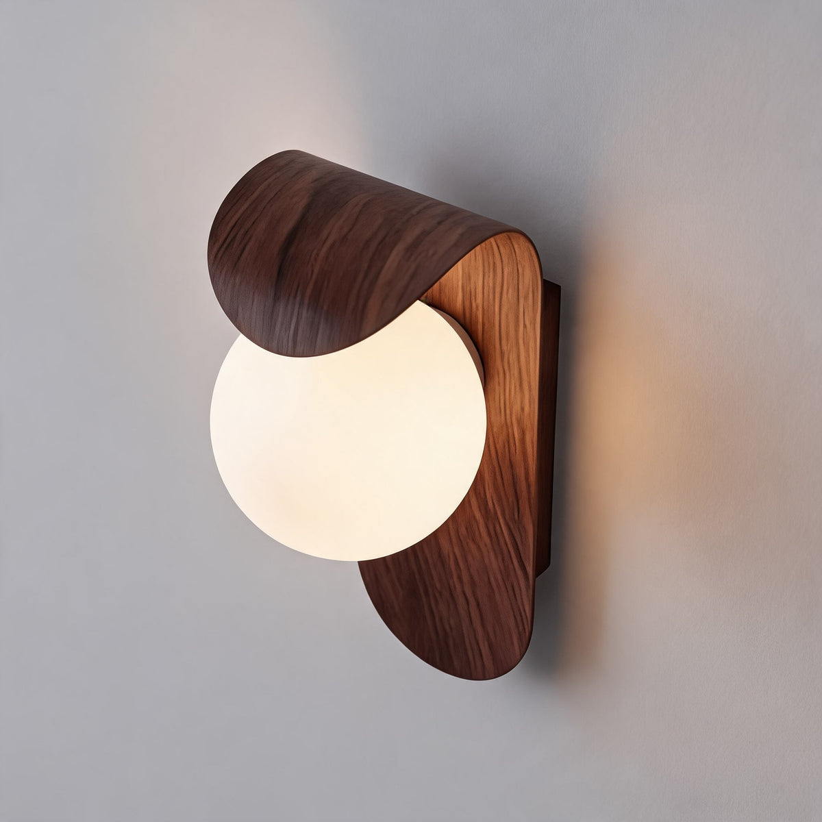 Wandleuchte Holz mit Opalglas Kugel skandinavisch – Detailansicht der Oberfläche