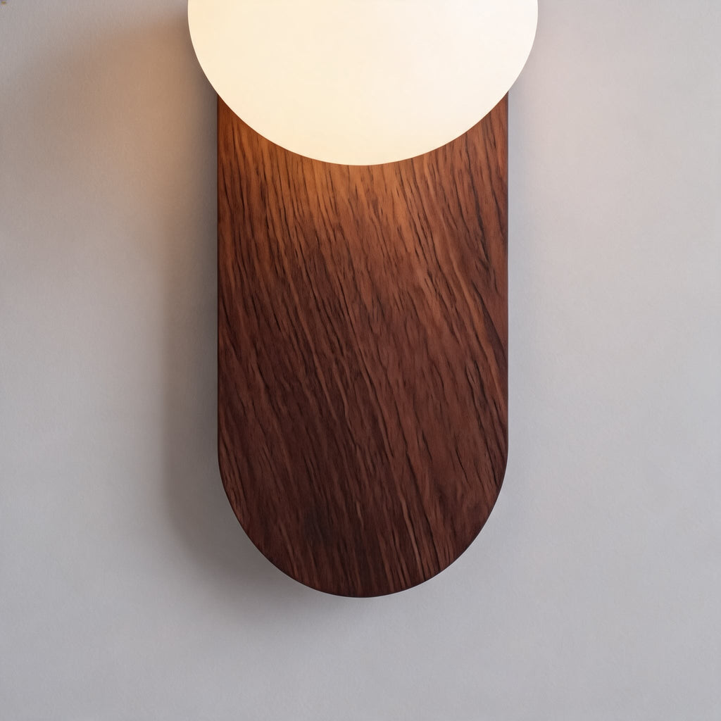Wandleuchte Holz mit Opalglas Kugel skandinavisch – Nahaufnahme des Lichtaustritts