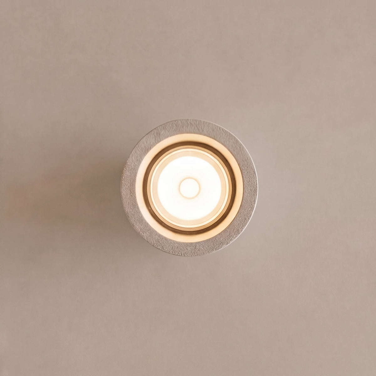 LED Deckenspot Beton rund GU10 minimalistisch – Montage an der Decke